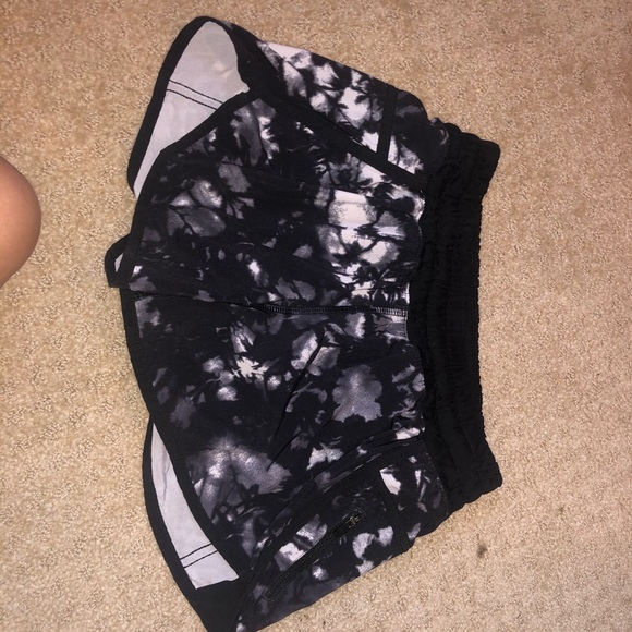 LULULEMON SHORTS!!🔥🔥 SIZE 4!!! - Picture 1 of 5